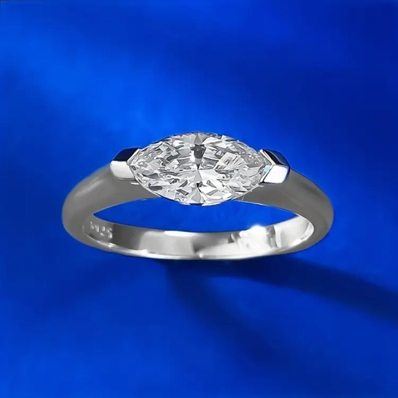 Elegant Silver Marquise Cut Ring - Picture 4 of 4